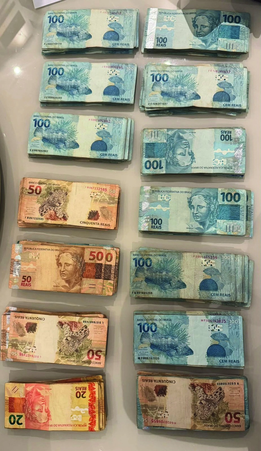Cédulas apreendidas durante a operação
