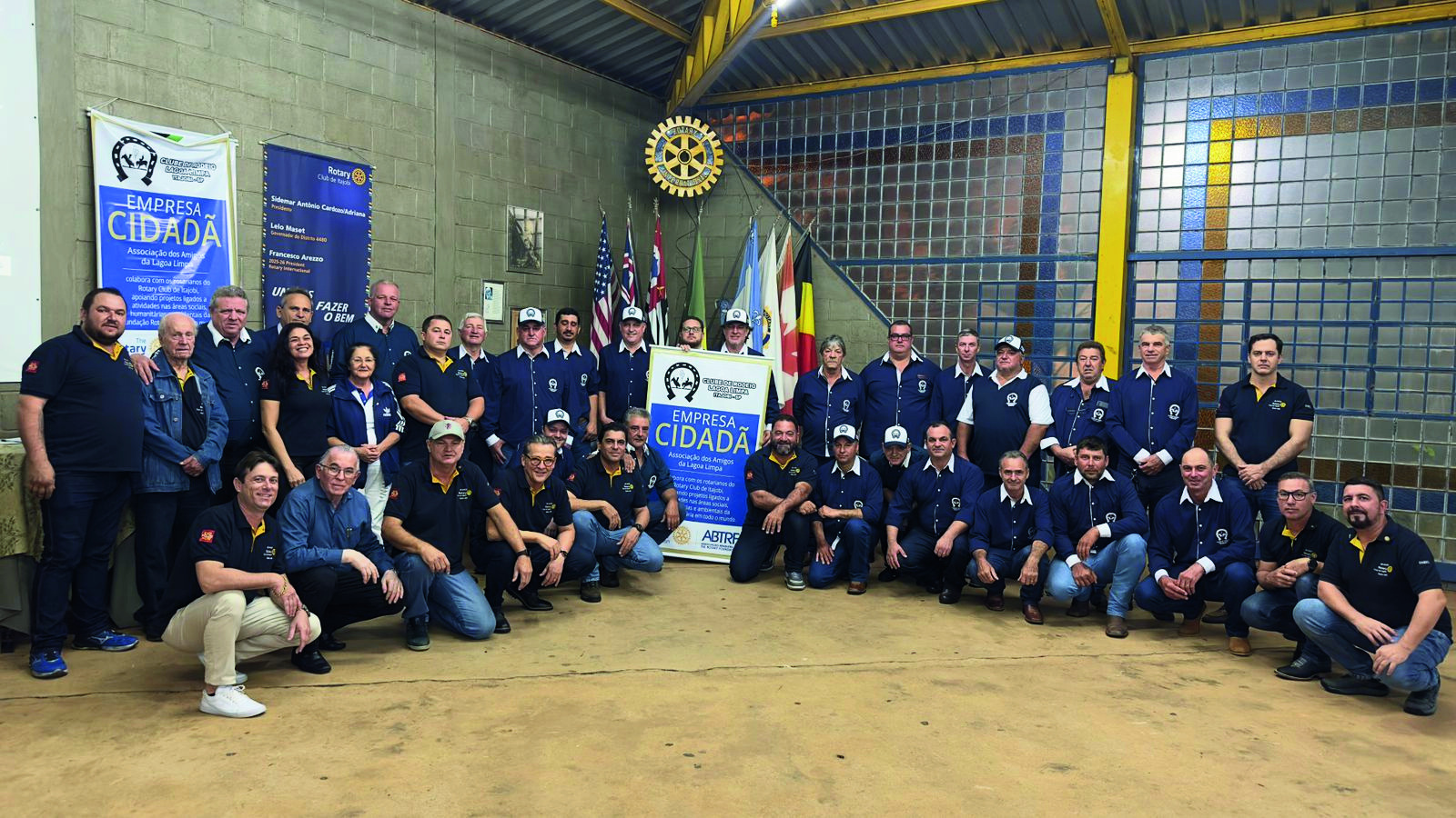 Integrantes do Rotary Club de Itajobi reunidos