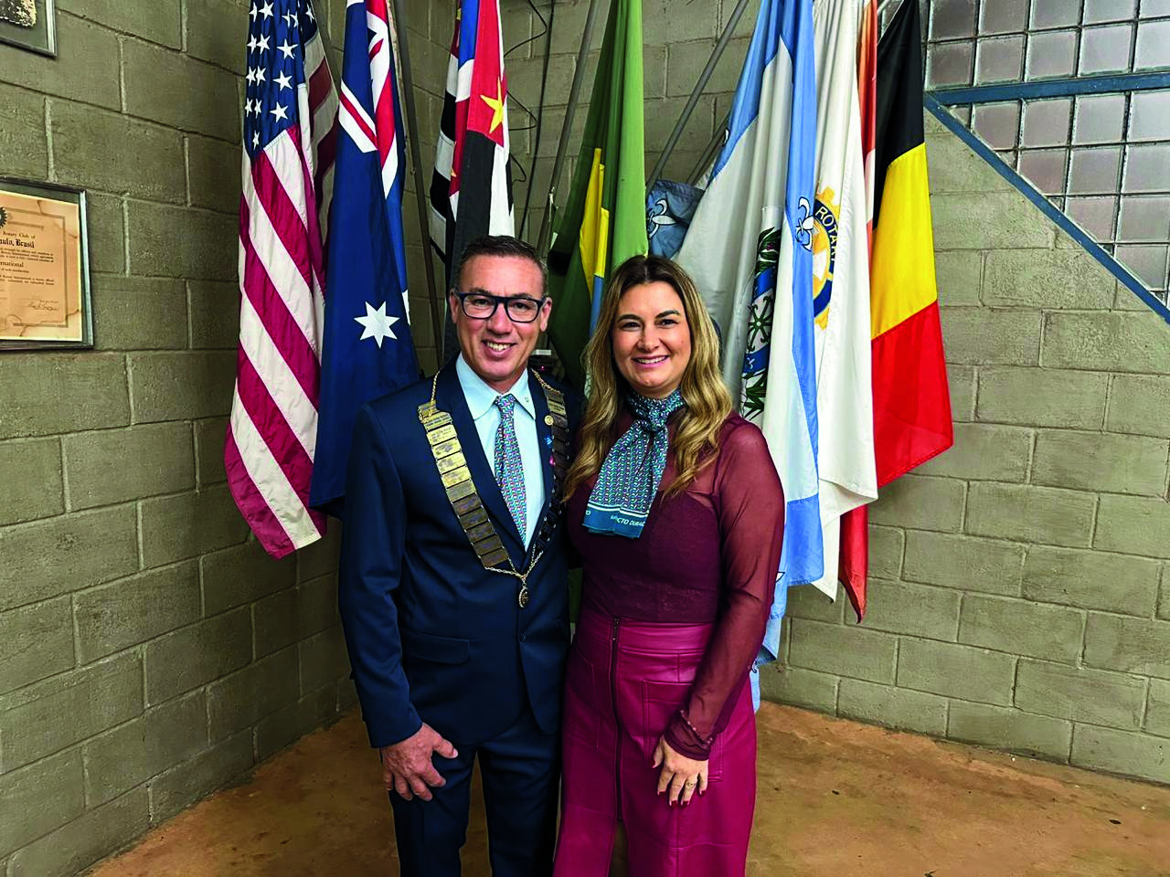 Mauro Egídio Marquezini e esposa na cerimônia de posse do Rotary Club de Itajobi