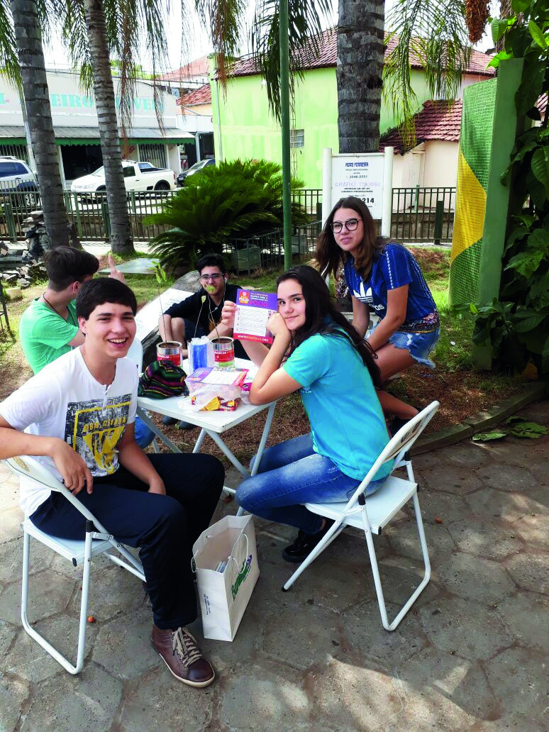 Rotarianos em atividade com a comunidade