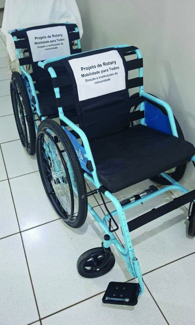 Cadeira de rodas entregue pelo Rotary Club de Itajobi