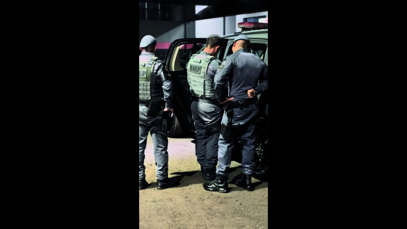 Equipes policiais junto à viatura durante a operação