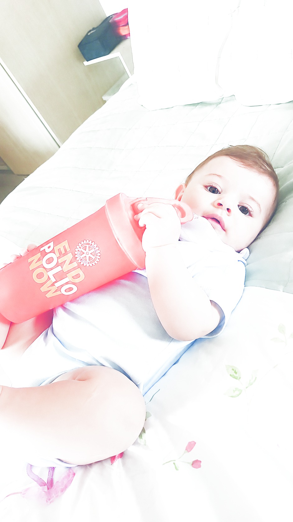 Bebê com o cofrinho da campanha End Polio Now