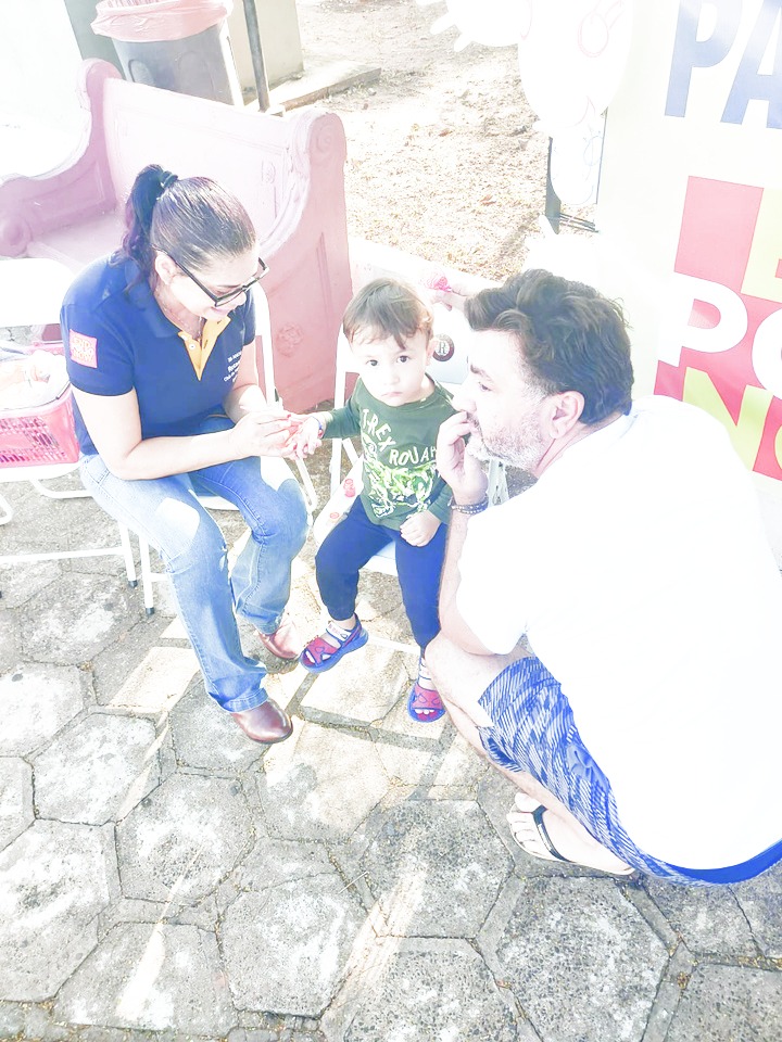 Ação de vacinação do Rotary com crianças