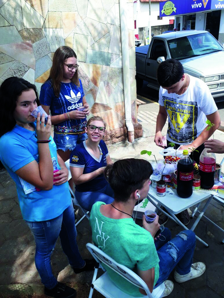 Ação comunitária do Rotary com famílias