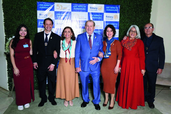 Rotarianos em confraternização na posse conjunta