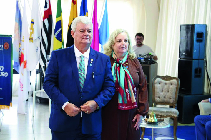 Entrega de lembrança durante a posse conjunta