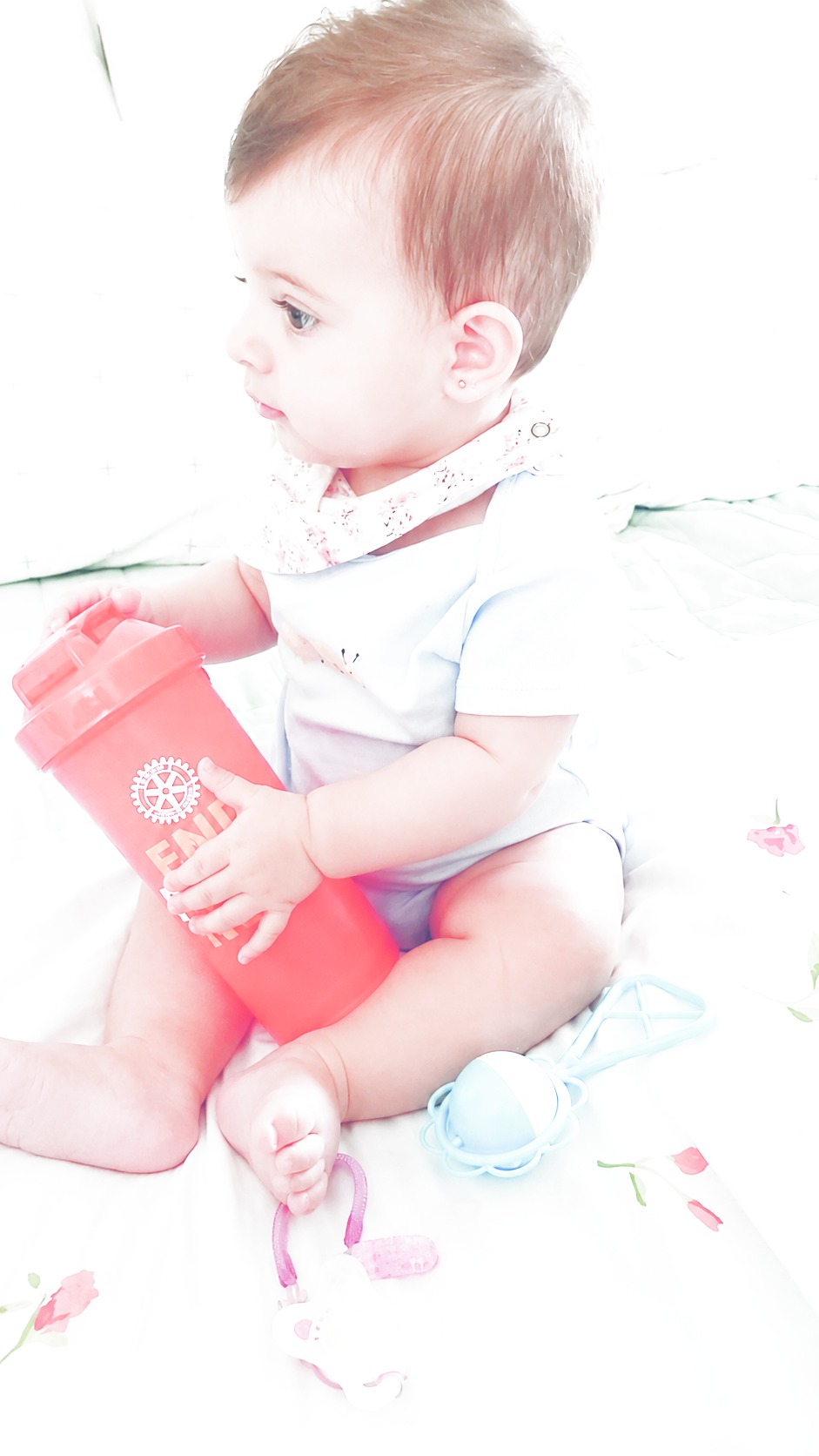 Bebê com o cofrinho da campanha End Polio Now