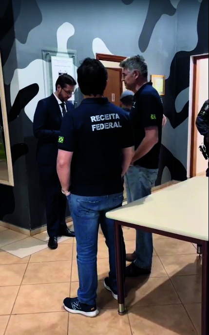 Integrantes da Receita Federal durante a ação