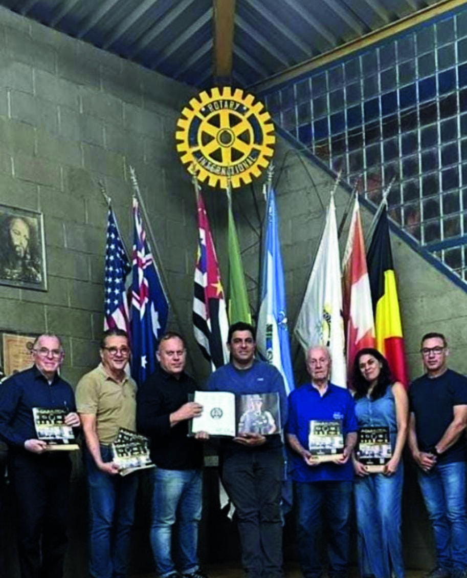 Rotarianos de Itajobi reunidos com exemplares da revista Aguiapol