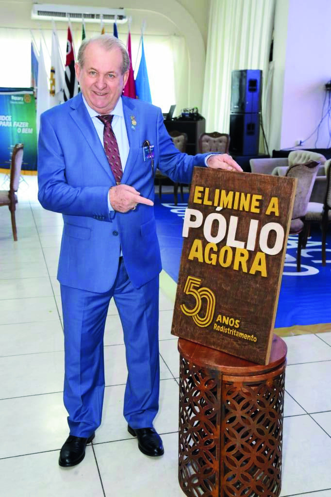 Governador distrital com a placa “Elimine a Pólio Agora”