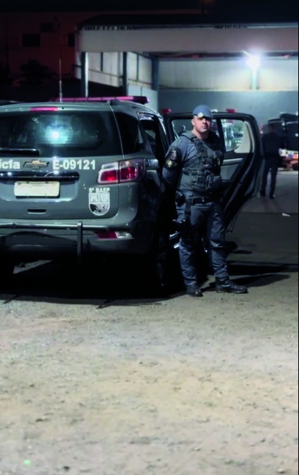 Viaturas e policial durante a operação