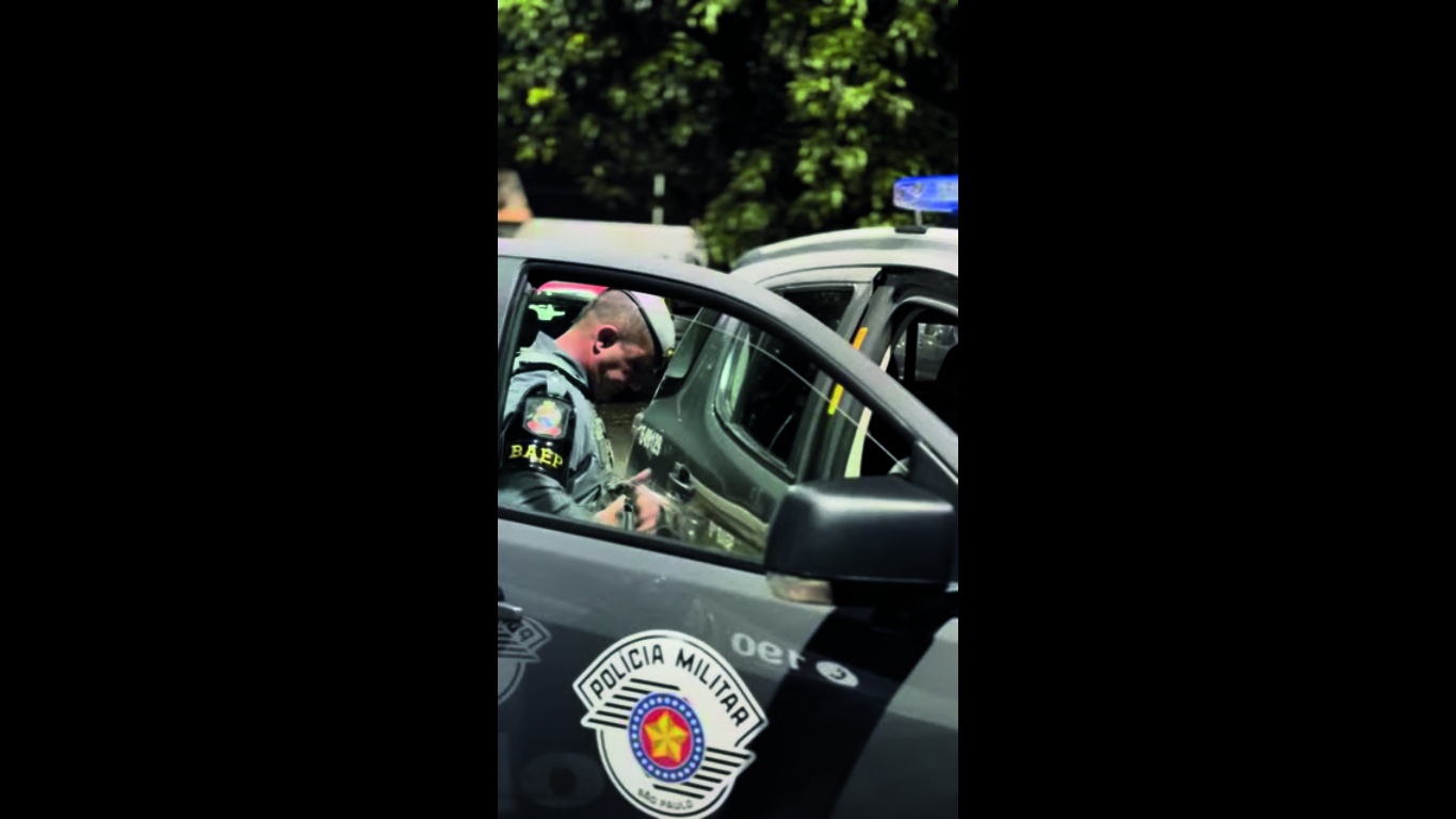 Policial do BAEP junto à viatura