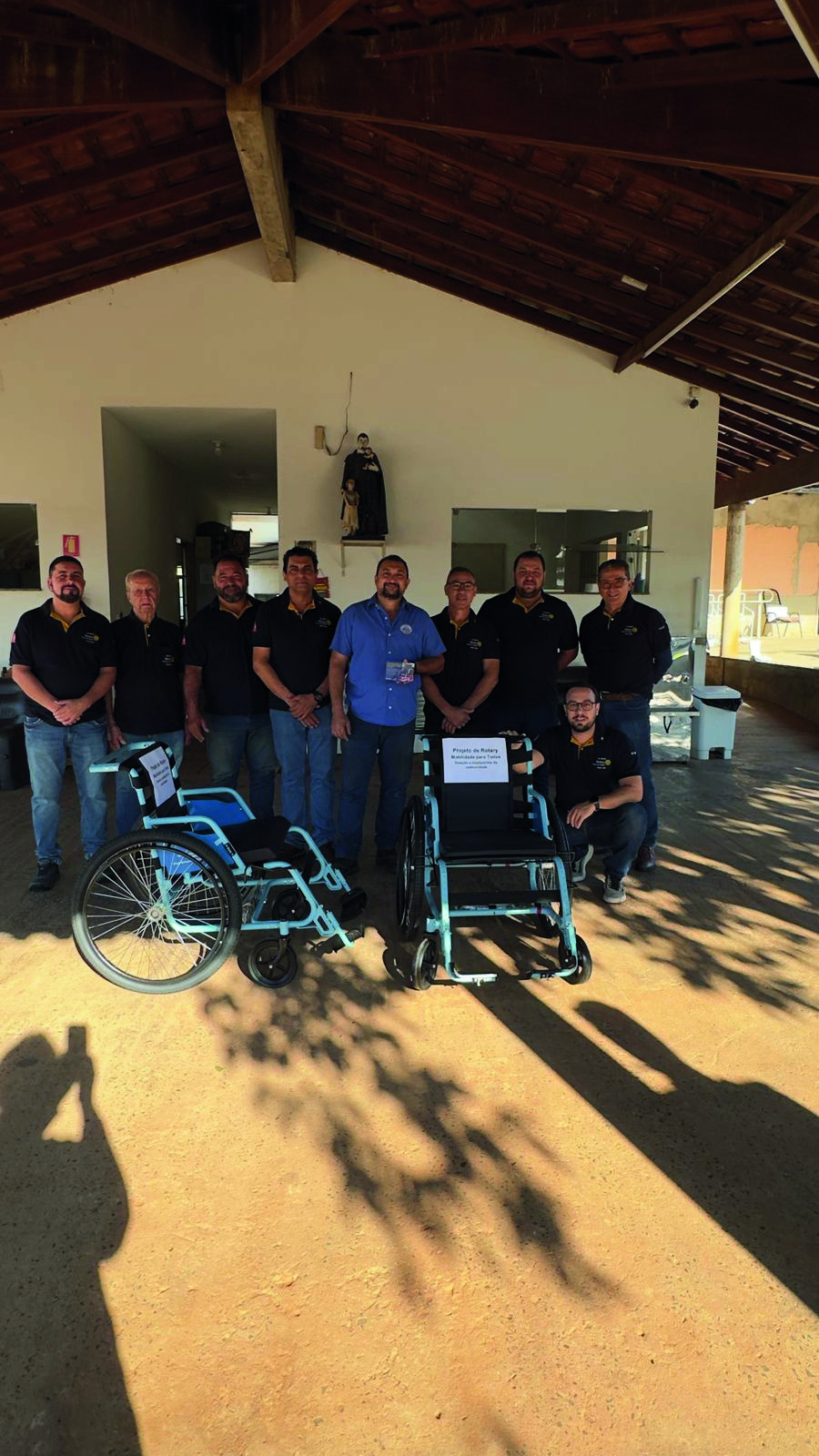 Rotarianos na entrega de cadeiras de rodas à Irmandade Hospital São José