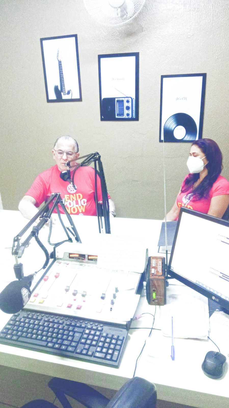 Rotarianos em programa de rádio sobre a campanha